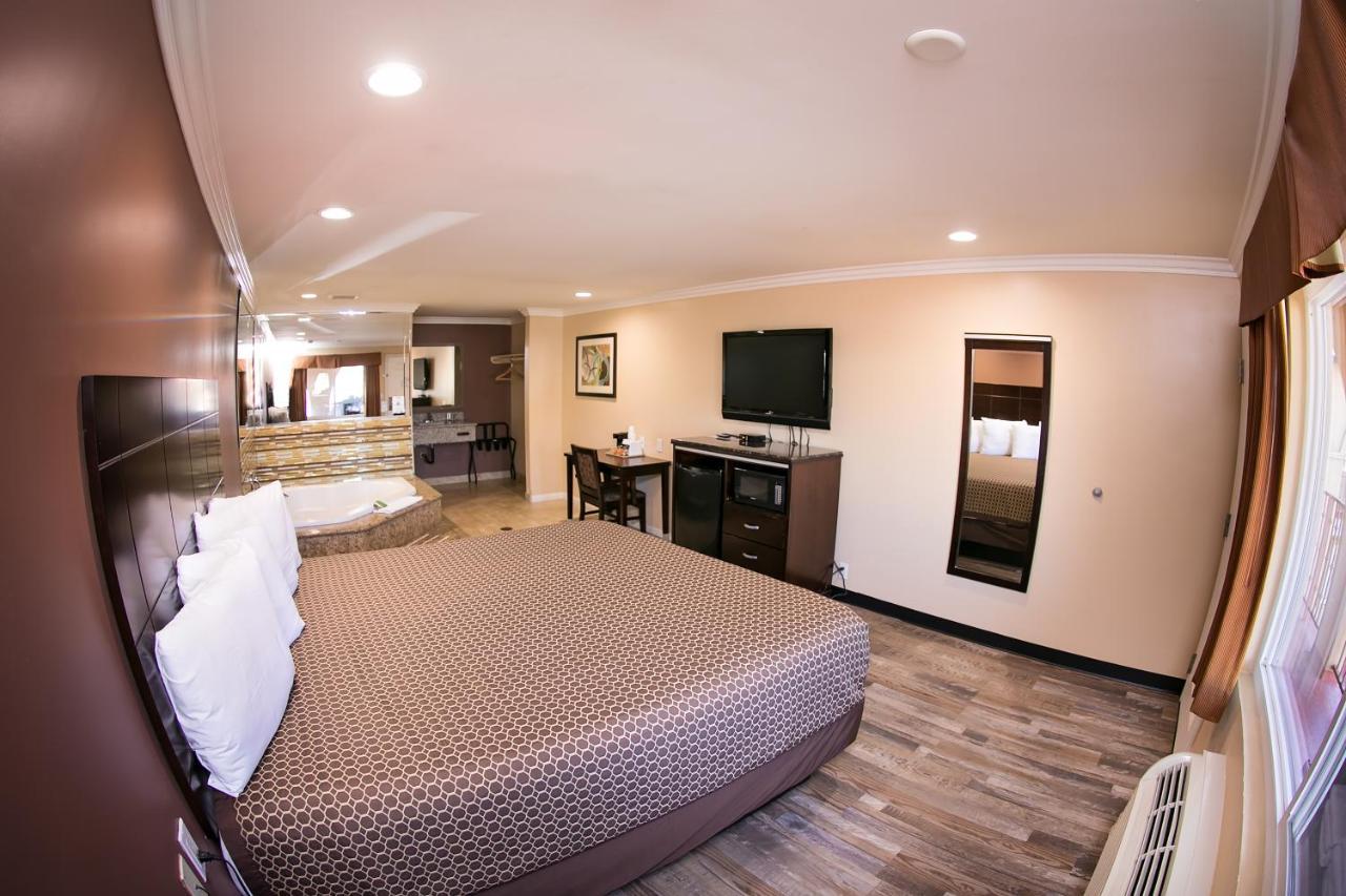 Rodeway Inn & Suites Bellflower Exteriör bild
