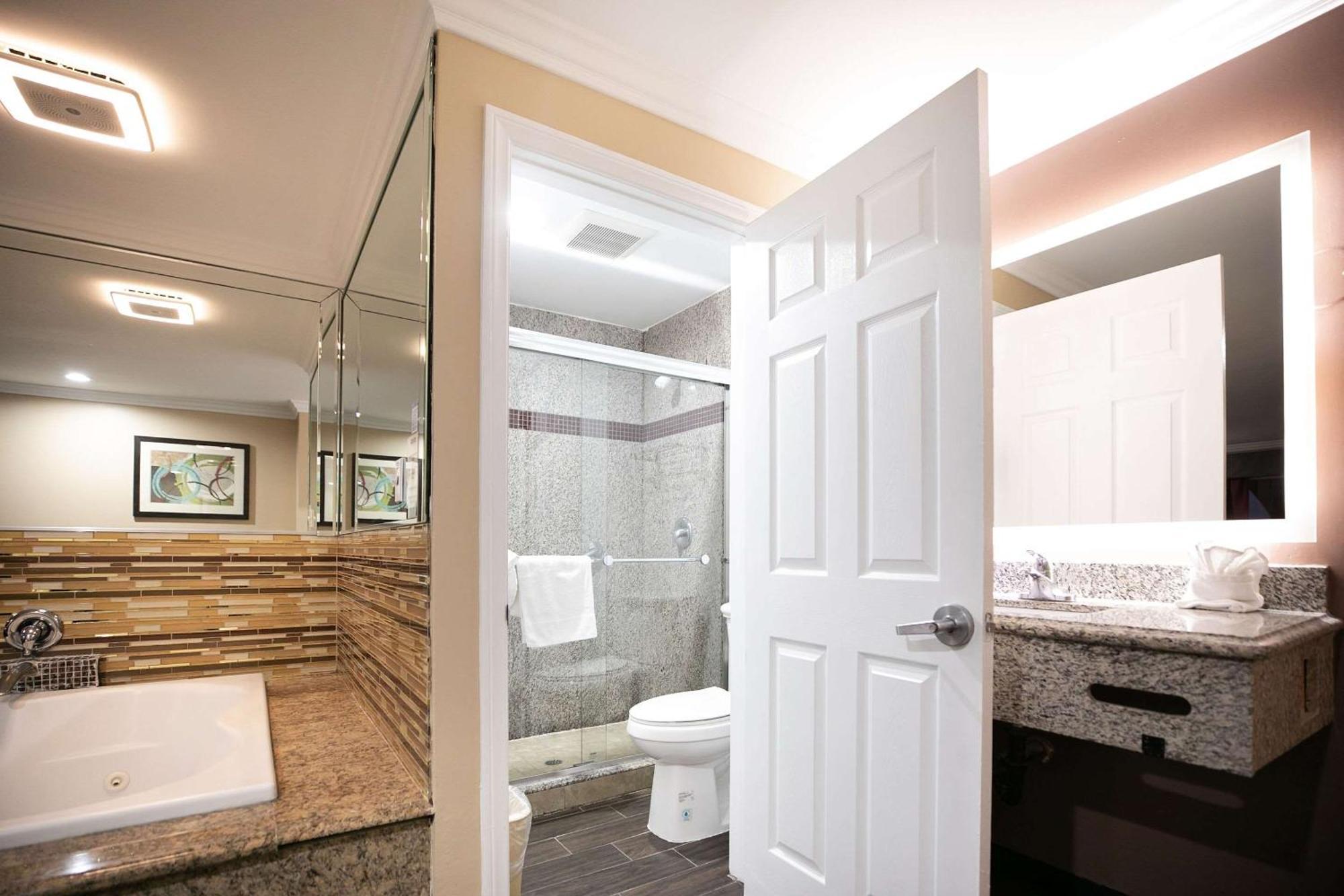 Rodeway Inn & Suites Bellflower Exteriör bild