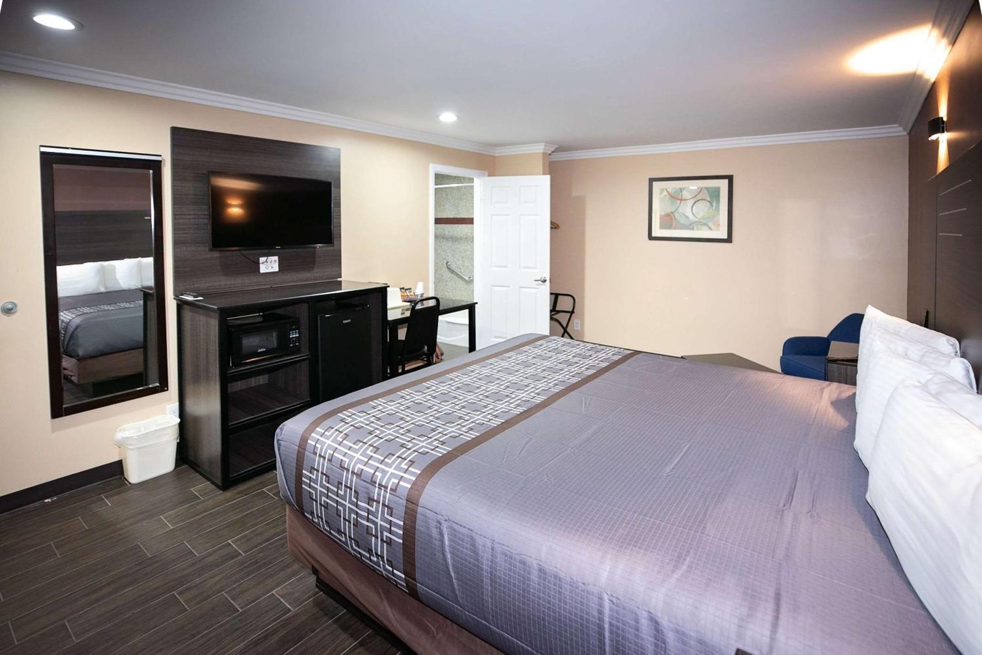 Rodeway Inn & Suites Bellflower Exteriör bild