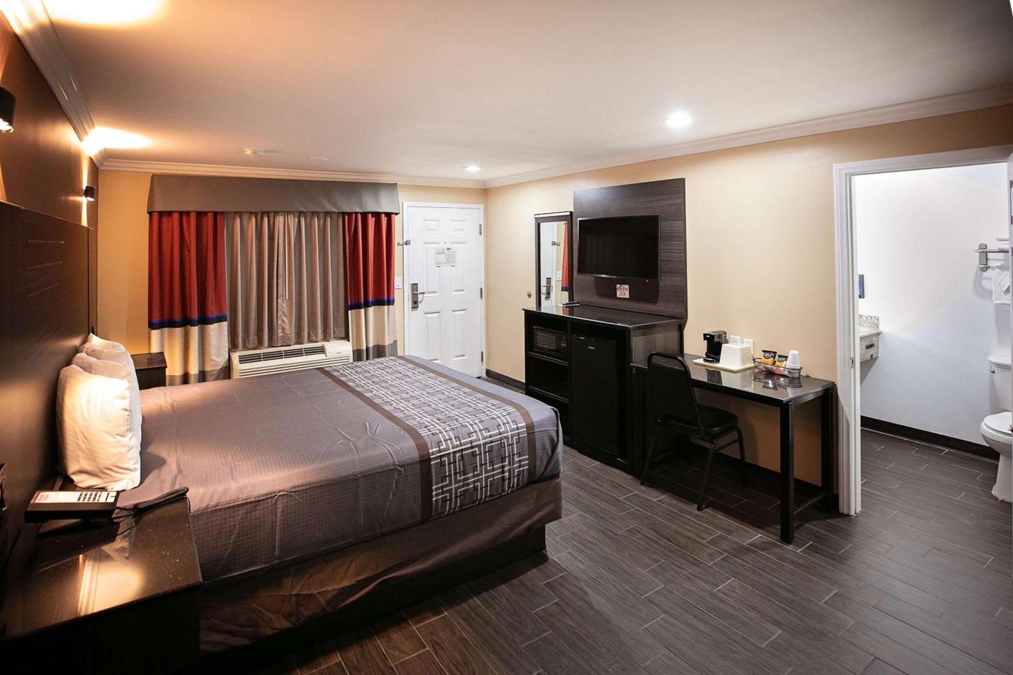 Rodeway Inn & Suites Bellflower Exteriör bild
