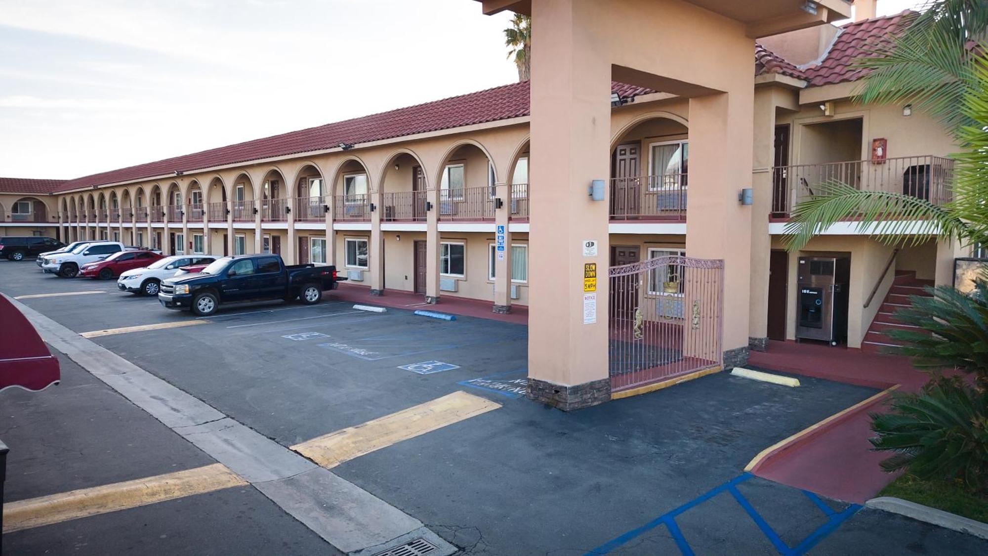 Rodeway Inn & Suites Bellflower Exteriör bild