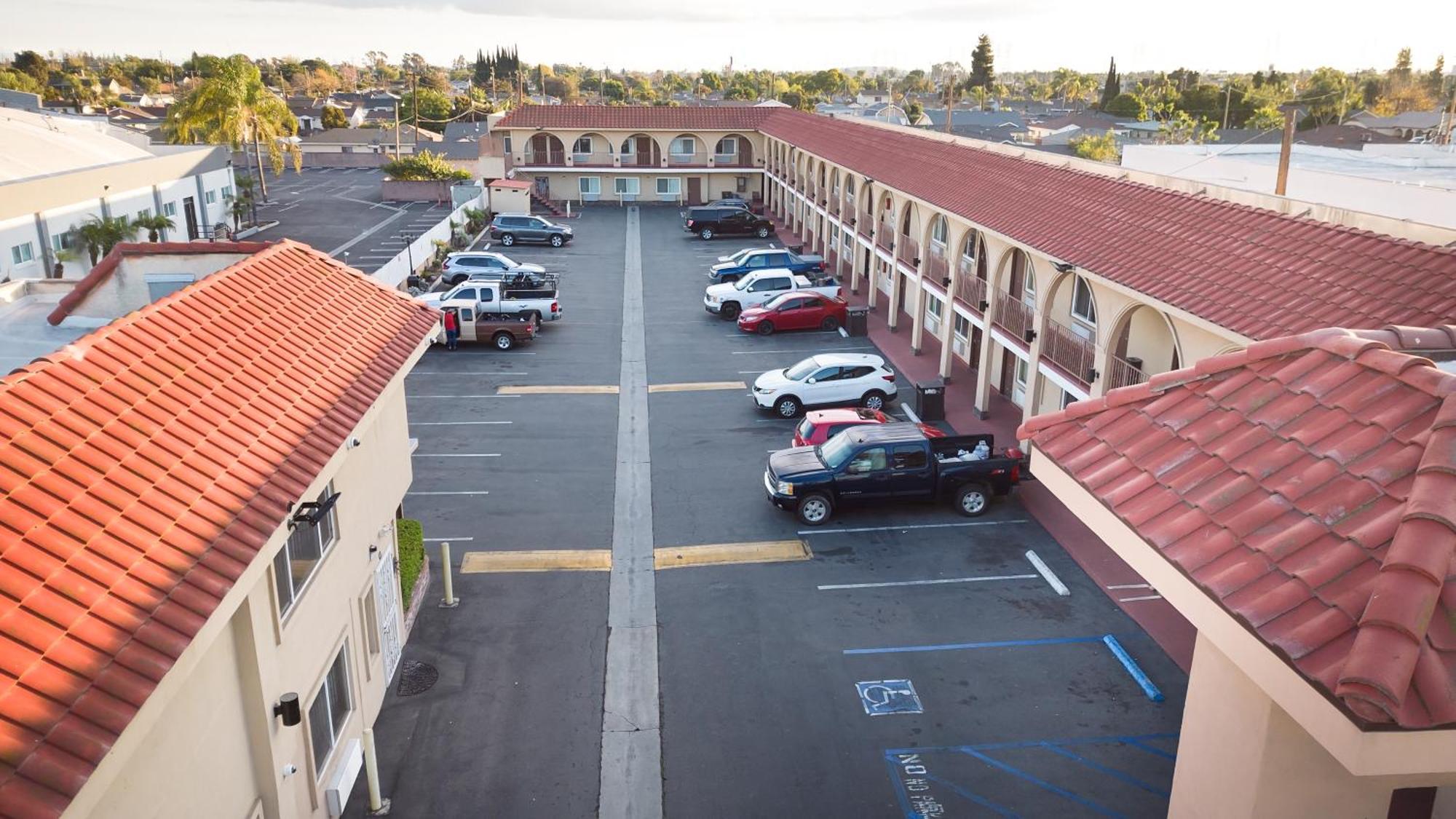 Rodeway Inn & Suites Bellflower Exteriör bild